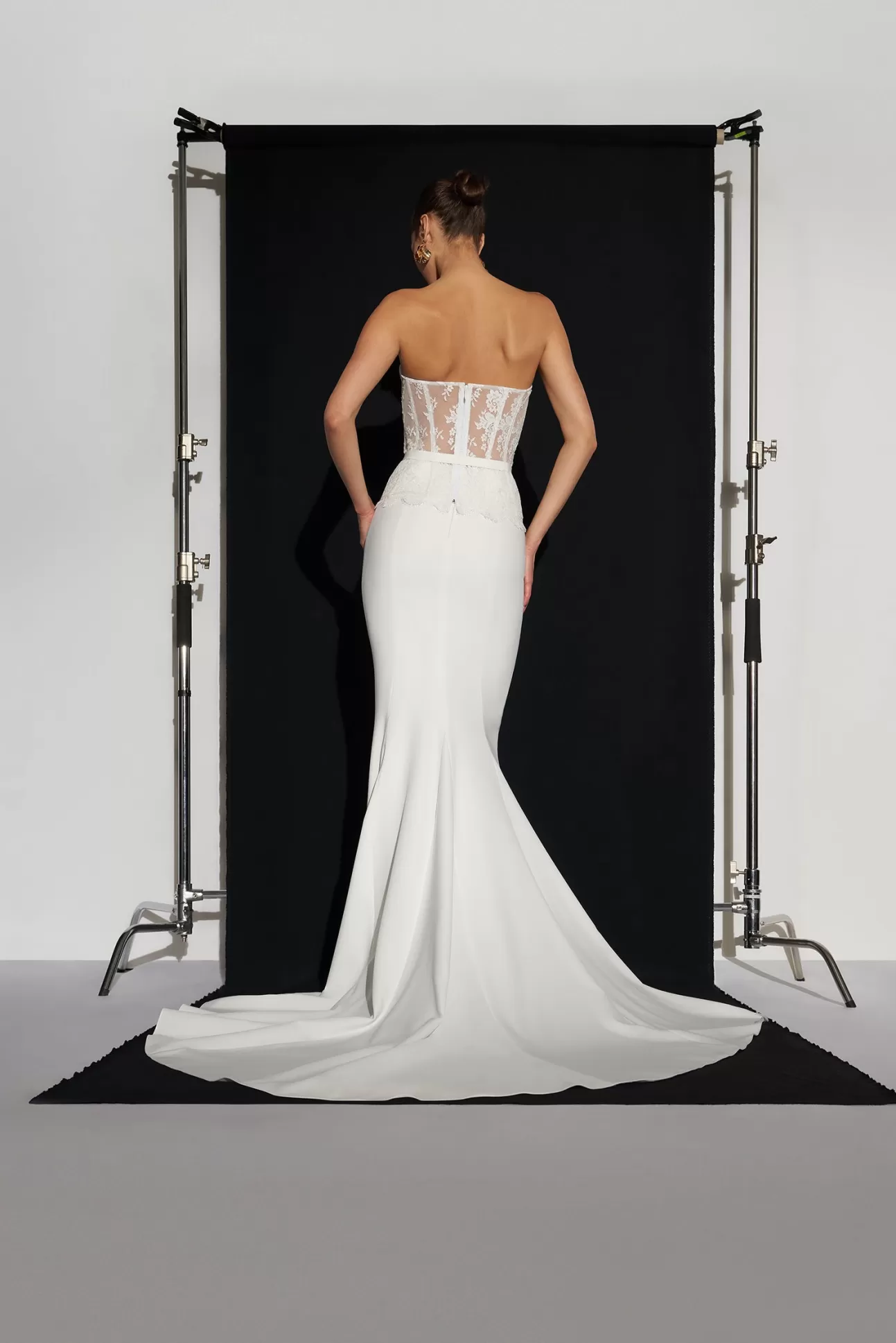 Découvrez le Corset Anisa de GALIA LAHAV - Dentelle Ivoire aux Nuances Chaudes pour Événements Spéciaux